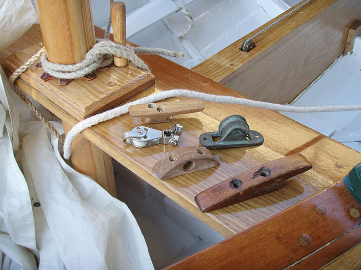 Thread: How to cleat a running loop on bowsprit?